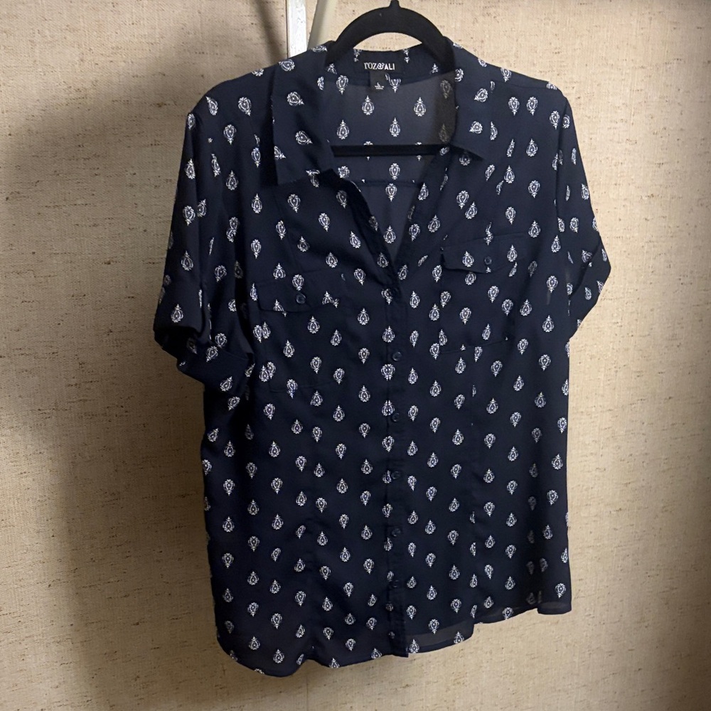 Roz & Ali Navy Button-Front Blouse with White Motif